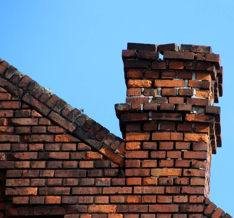 Signs Your Chicago Ridge Home Needs a Chimney Inspection Damaged chimney on an Chicago Ridge home showing cracks and missing mortar